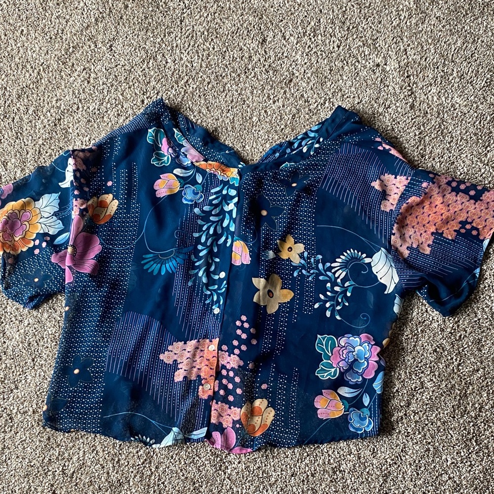 ๐ 3/$15 Investments Navy Floral Blouse H - Picture 2 of 2